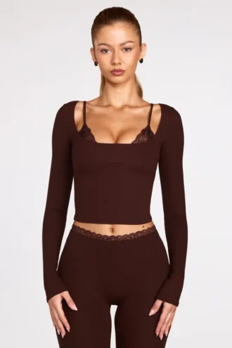 Top a reggiseno con lacci e maniche lunghe in modal a coste Margaux, color cioccolato