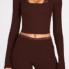 Top a reggiseno con lacci e maniche lunghe in modal a coste Margaux, color cioccolato Top a reggiseno con lacci e maniche lunghe in modal a coste Margaux, color cioccolato