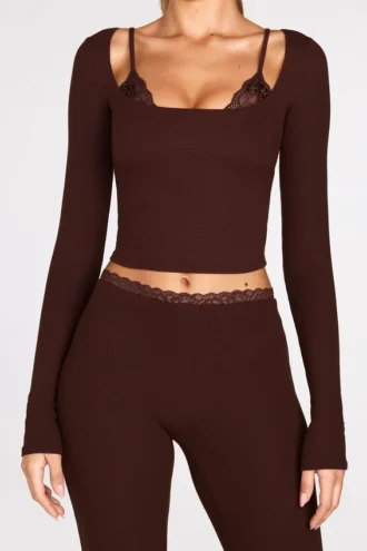 Top a reggiseno con lacci e maniche lunghe in modal a coste Margaux, color cioccolato