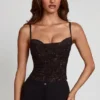 Top Armelia con collo a cappuccio e dettagli peekaboo in nero Top Armelia con collo a cappuccio e dettagli peekaboo in nero
