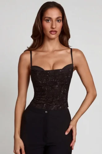 Top Armelia con collo a cappuccio e dettagli peekaboo in nero