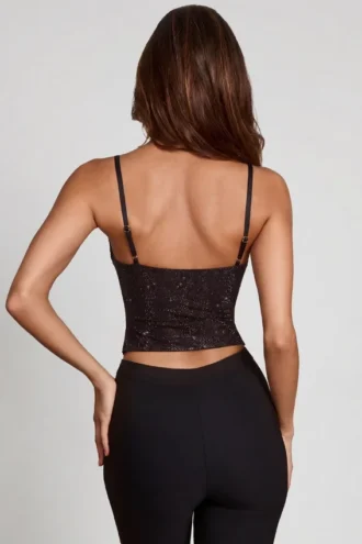 Top Armelia con collo a cappuccio e dettagli peekaboo in nero