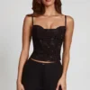 Top Armelia con collo a cappuccio e dettagli peekaboo in nero Top Armelia con collo a cappuccio e dettagli peekaboo in nero