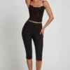Top Armelia con collo a cappuccio e dettagli peekaboo in nero Top Armelia con collo a cappuccio e dettagli peekaboo in nero