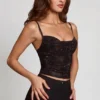 Top Armelia con collo a cappuccio e dettagli peekaboo in nero Top Armelia con collo a cappuccio e dettagli peekaboo in nero