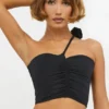 Top asimmetrico in jersey elasticizzato con dettagli a rosa di Tesia in nero Top asimmetrico in jersey elasticizzato con dettagli a rosa di Tesia in nero