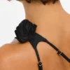 Top asimmetrico in jersey elasticizzato con dettagli a rosa di Tesia in nero Top asimmetrico in jersey elasticizzato con dettagli a rosa di Tesia in nero