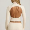 Top Auri in Modal con collo alto, ruches e schiena scoperta, colore avorio Top Auri in Modal con collo alto, ruches e schiena scoperta, colore avorio