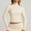 Top Auri in Modal con collo alto, ruches e schiena scoperta, colore avorio Top Auri in Modal con collo alto, ruches e schiena scoperta, colore avorio