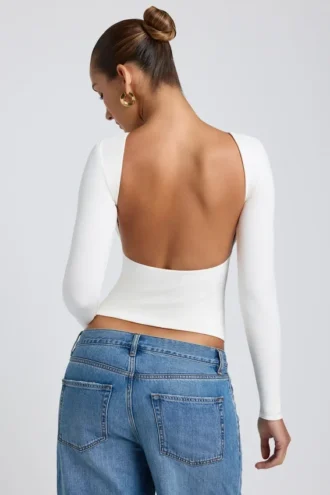 Top bianco a collo alto con maniche lunghe e schiena scoperta in modal Elli