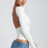 Top bianco a collo alto con maniche lunghe e schiena scoperta in modal Elli