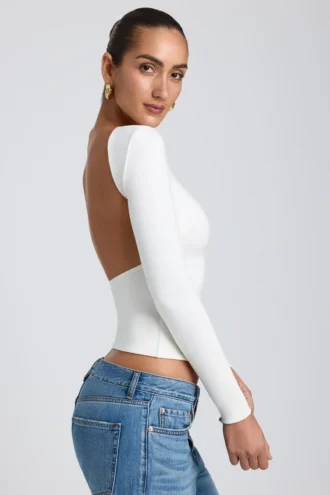 Top bianco a collo alto con maniche lunghe e schiena scoperta in modal Elli