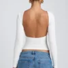 Top bianco a collo alto con maniche lunghe e schiena scoperta in modal Elli
