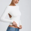 Top bianco a collo alto con maniche lunghe e schiena scoperta in modal Elli
