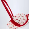 Top bikini a balconcino con ferretto Albena a contrasto con stampa ciliegia Top bikini a balconcino con ferretto Albena a contrasto con stampa ciliegia