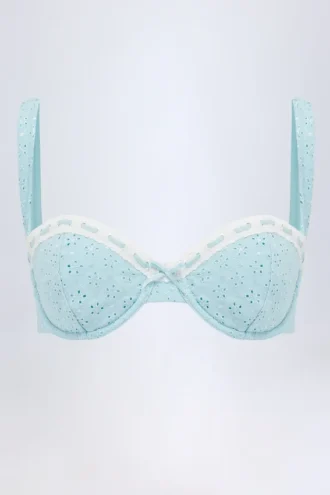 Top bikini a balconcino con ferretto Ravello in broderie anglaise, colore blu polvere Top bikini a balconcino con ferretto Ravello in broderie anglaise, colore blu polvere