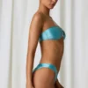 Top bikini a fascia con dettagli in perle d’acqua dolce in turchese Top bikini a fascia con dettagli in perle d’acqua dolce in turchese
