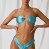 Top bikini a fascia con dettagli in perle d’acqua dolce in turchese Top bikini a fascia con dettagli in perle d’acqua dolce in turchese