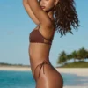 Slip Bikini a perizoma con coulisse Polynesia in marrone cioccolato Slip Bikini a perizoma con coulisse Polynesia in marrone cioccolato