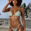 Top bikini a triangolo con collo all’americana in tessuto stropicciato color salvia Top bikini a triangolo con collo all’americana in tessuto stropicciato color salvia