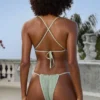 Top bikini a triangolo con collo all’americana in tessuto stropicciato color salvia Top bikini a triangolo con collo all’americana in tessuto stropicciato color salvia