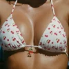 Top bikini a triangolo con dettagli charm Calella con stampa ciliegia Top bikini a triangolo con dettagli charm Calella con stampa ciliegia