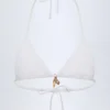 Top bikini a triangolo con dettagli charm Comoros in bianco Top bikini a triangolo con dettagli charm Comoros in bianco