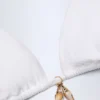 Top bikini a triangolo con dettagli charm Comoros in bianco Top bikini a triangolo con dettagli charm Comoros in bianco