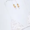 Top bikini a triangolo con dettagli charm Comoros in bianco Top bikini a triangolo con dettagli charm Comoros in bianco