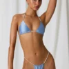 Top bikini a triangolo con dettagli in perle Keshi in azzurro Top bikini a triangolo con dettagli in perle Keshi in azzurro