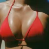 Top bikini a triangolo con dettaglio charm Canggu in rosso fuoco Top bikini a triangolo con dettaglio charm Canggu in rosso fuoco