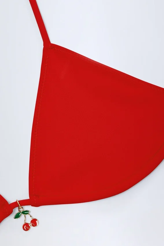 Top bikini a triangolo con dettaglio charm Canggu in rosso fuoco Top bikini a triangolo con dettaglio charm Canggu in rosso fuoco