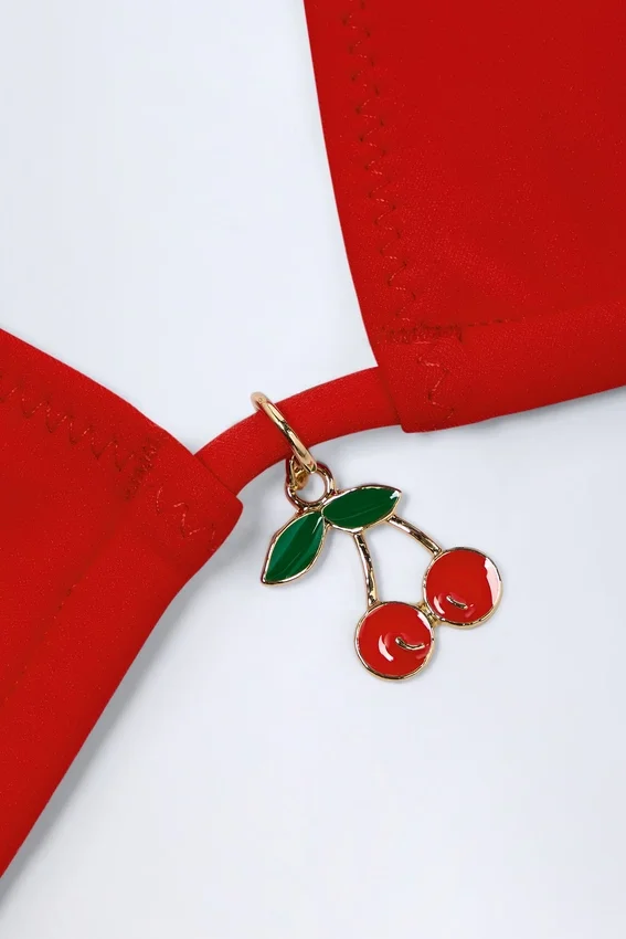 Top bikini a triangolo con dettaglio charm Canggu in rosso fuoco Top bikini a triangolo con dettaglio charm Canggu in rosso fuoco