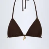 Top bikini a triangolo con dettaglio charm Comoros in cioccolato fondente Top bikini a triangolo con dettaglio charm Comoros in cioccolato fondente