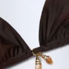 Top bikini a triangolo con dettaglio charm Comoros in cioccolato fondente Top bikini a triangolo con dettaglio charm Comoros in cioccolato fondente