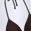 Top bikini a triangolo con dettaglio charm Comoros in cioccolato fondente Top bikini a triangolo con dettaglio charm Comoros in cioccolato fondente