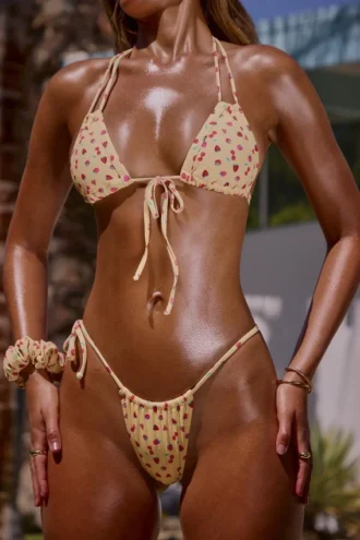 Top bikini a triangolo con doppio spalline stampato in giallo