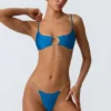 Top bikini con cut-out e decorazioni a catena Sanibel in blu oceano Top bikini con cut-out e decorazioni a catena Sanibel in blu oceano