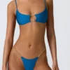 Top bikini con cut-out e decorazioni a catena Sanibel in blu oceano Top bikini con cut-out e decorazioni a catena Sanibel in blu oceano