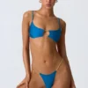Top bikini con cut-out e decorazioni a catena Sanibel in blu oceano Top bikini con cut-out e decorazioni a catena Sanibel in blu oceano