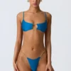 Top bikini con cut-out e decorazioni a catena Sanibel in blu oceano Top bikini con cut-out e decorazioni a catena Sanibel in blu oceano
