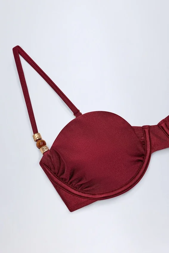 Top bikini con ferretto e ruches impreziosito da perline Bruny in ciliegia scuro Top bikini con ferretto e ruches impreziosito da perline Bruny in ciliegia scuro