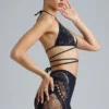 Top bikini con spalline incrociate e decorazioni Liberty in nero Top bikini con spalline incrociate e decorazioni Liberty in nero