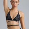 Top bikini con spalline incrociate e decorazioni Liberty in nero Top bikini con spalline incrociate e decorazioni Liberty in nero