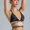 Top bikini con spalline incrociate e decorazioni Liberty in nero Top bikini con spalline incrociate e decorazioni Liberty in nero