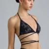 Top bikini con spalline incrociate e decorazioni Liberty in nero Top bikini con spalline incrociate e decorazioni Liberty in nero