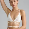 Top bikini Liberty con spalline incrociate e decorazioni in avorio Top bikini Liberty con spalline incrociate e decorazioni in avorio