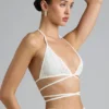 Top bikini Liberty con spalline incrociate e decorazioni in avorio Top bikini Liberty con spalline incrociate e decorazioni in avorio