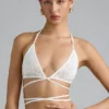 Top bikini Liberty con spalline incrociate e decorazioni in avorio Top bikini Liberty con spalline incrociate e decorazioni in avorio