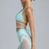 Top bikini Liberty con spalline incrociate e decorazioni in blu ghiaccio Top bikini Liberty con spalline incrociate e decorazioni in blu ghiaccio